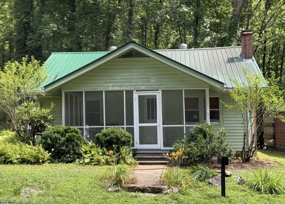 A green metal roof after a low pressure soft wash